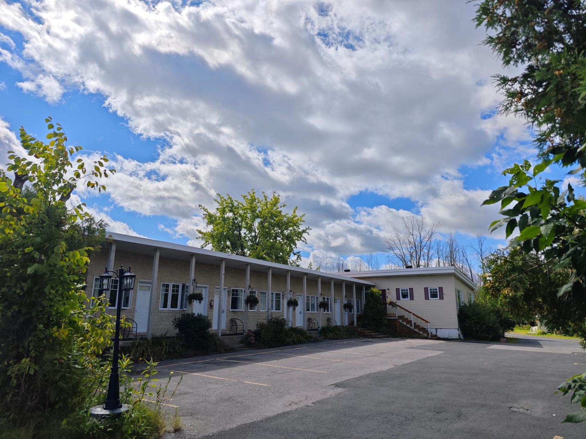 Hôtel-Auberge Objectif Santé Longueuil Esterno foto